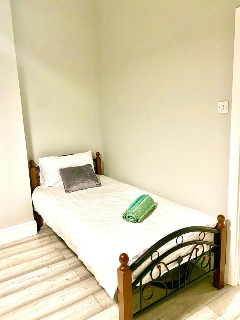 One Bedroom Ground Floor Flat In Apartment London