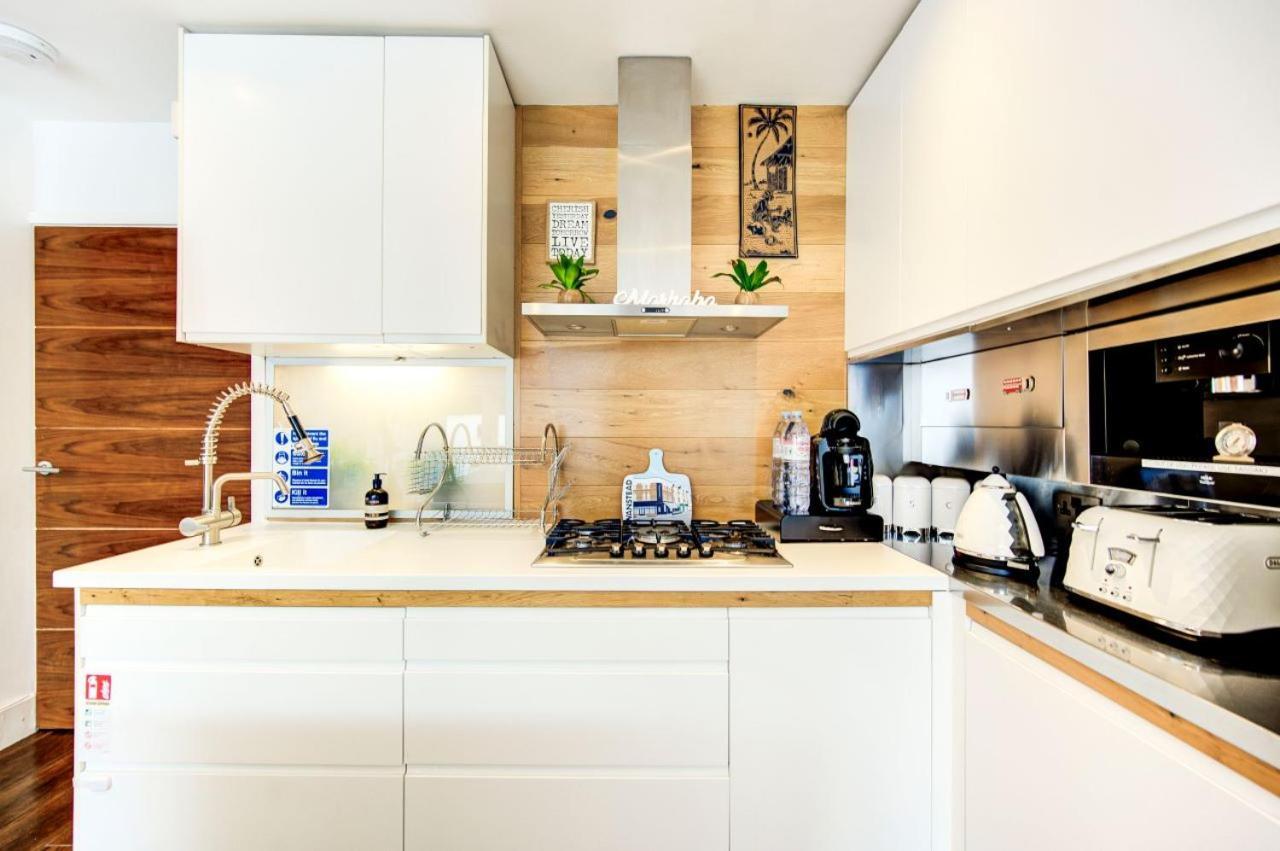 Holiday home Stunning 4 Bedroom, 3 Bathroom House With Private Hottub & Gym - Escape London, In Lonon London