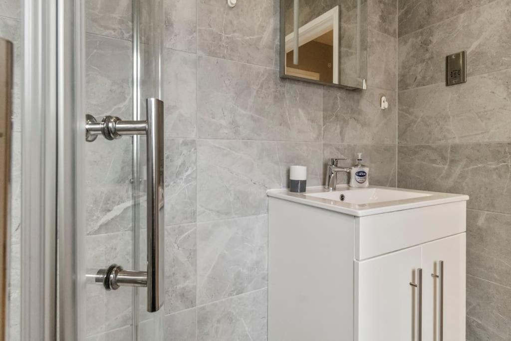 2 Bedroom Flat, Wembley Stadium Apartment London