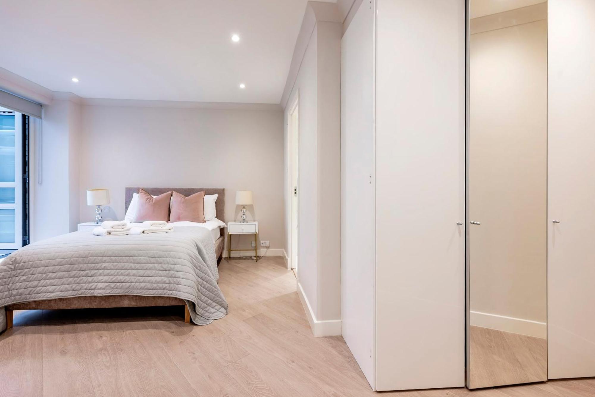 Beautiful 2-bed Flat-hosted By Sweetstay Apartment