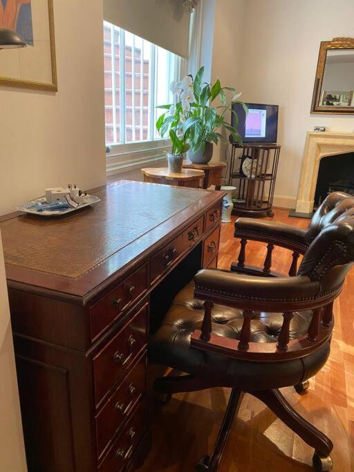 Spacious Flat In The Desirable Area Of Apartment *
