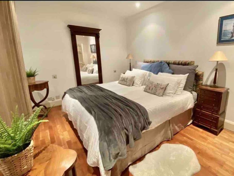 Spacious Flat In The Desirable Area Of * London