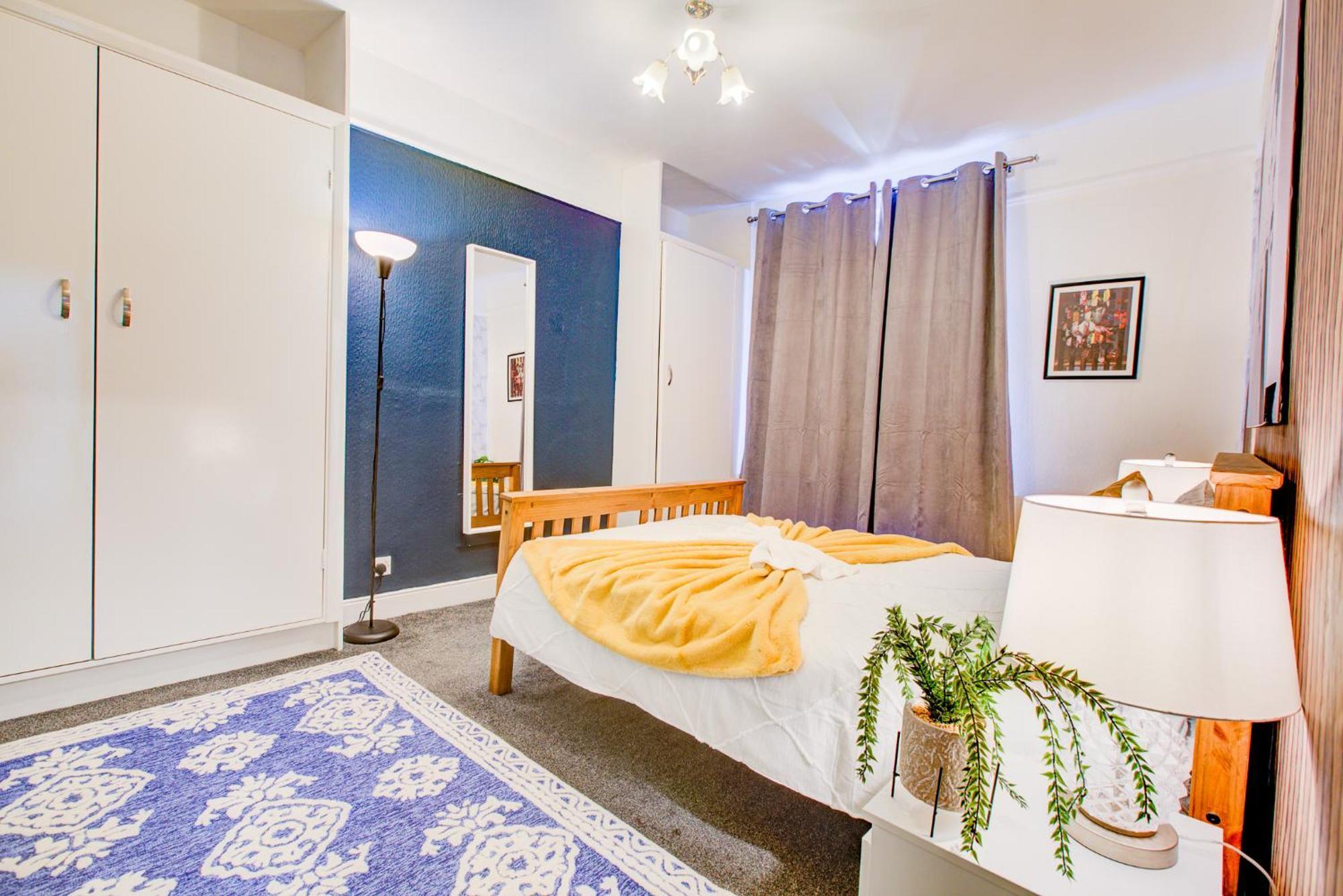 2 Bedroom And Living In Apartment