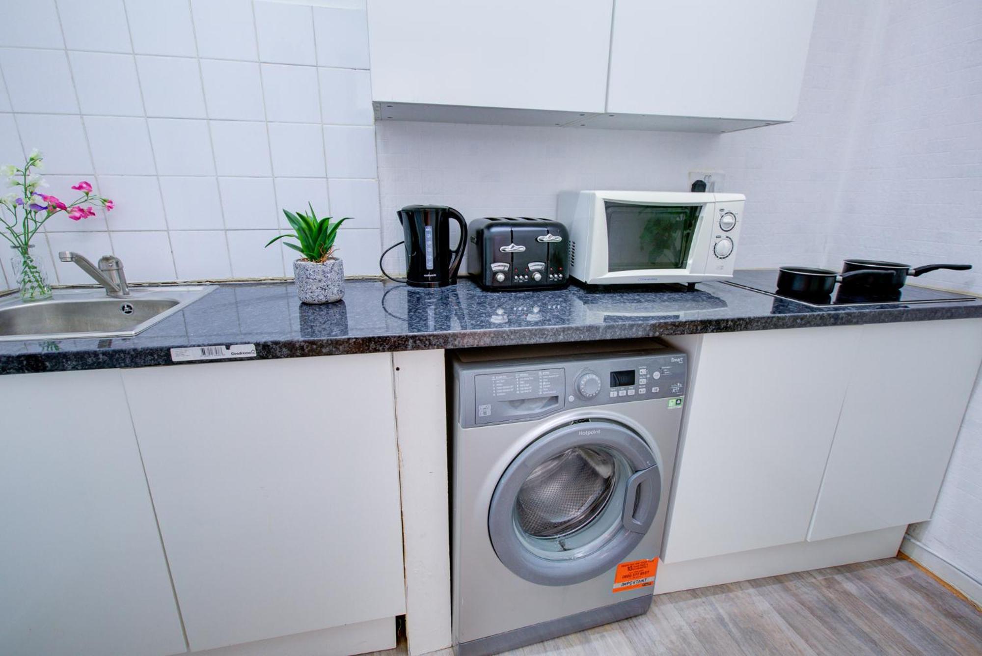 2 Bedroom And Living In * London