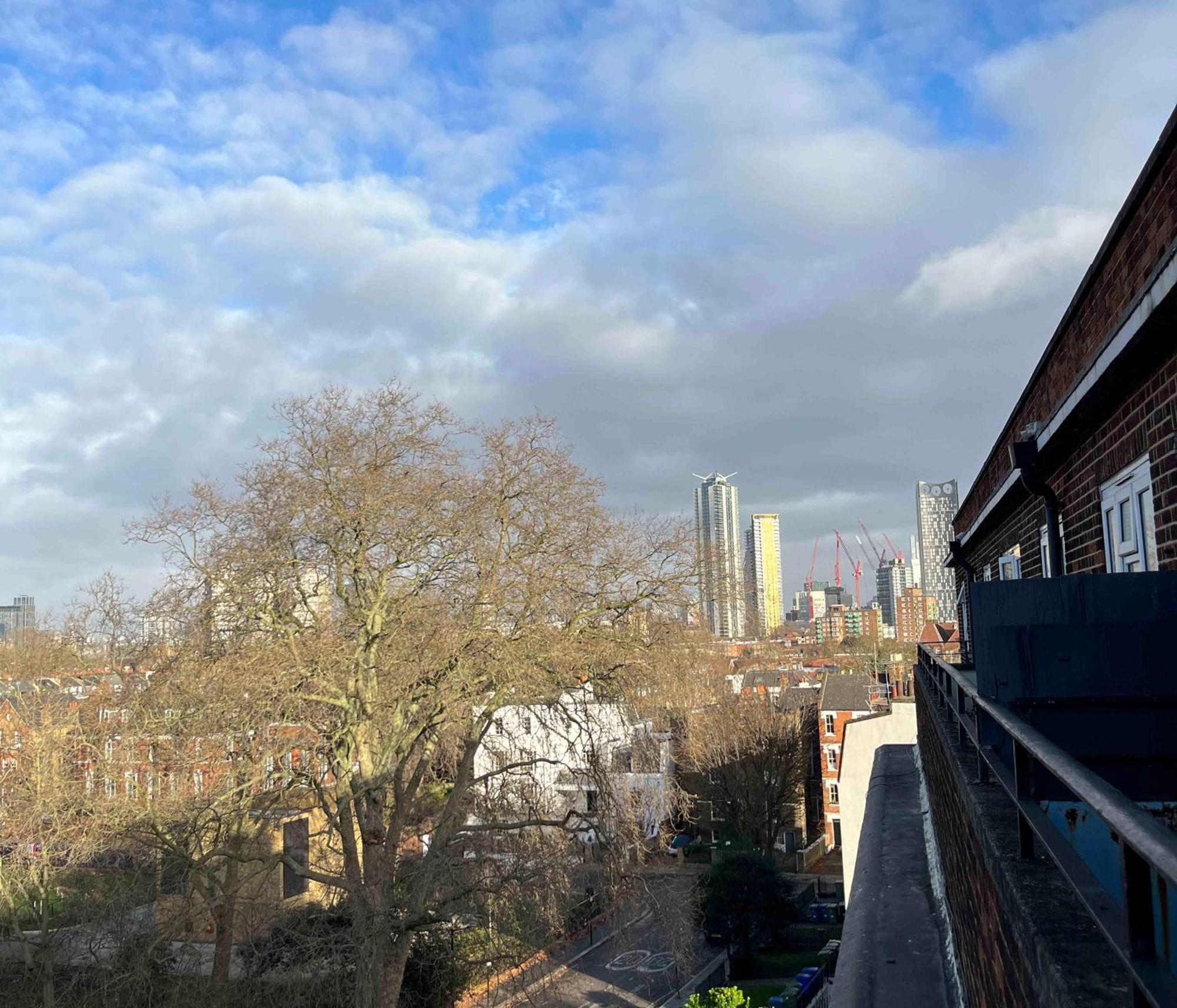 Kennington Flat With Balcony, King Size Bed And Free Parking Overlooking Park Apartment *