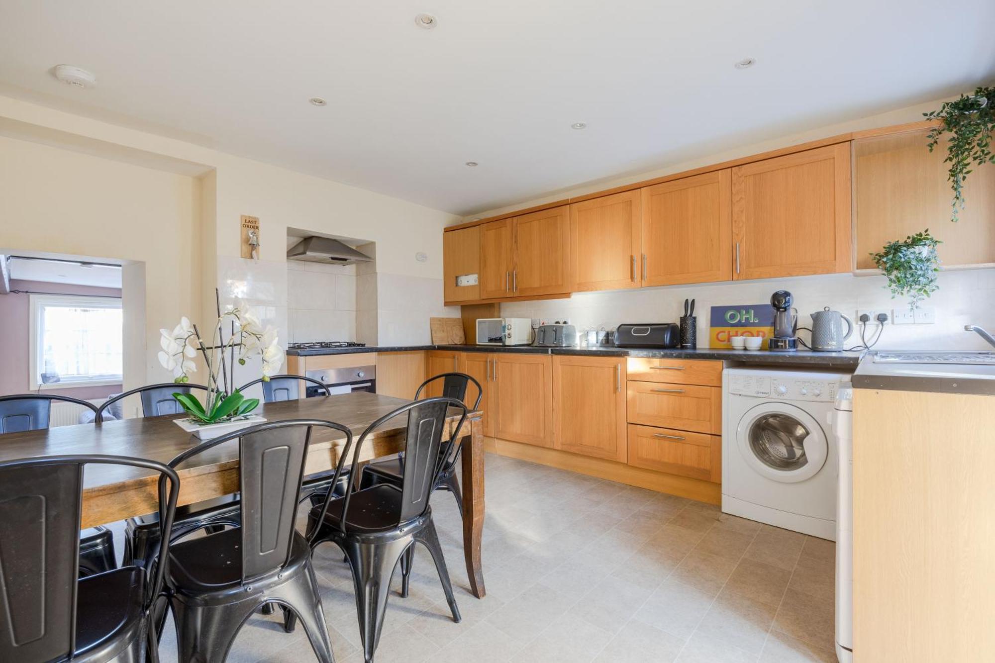 Big House Close To Metro Underground - Sleeps Up To 13 Casa de hóspedes *