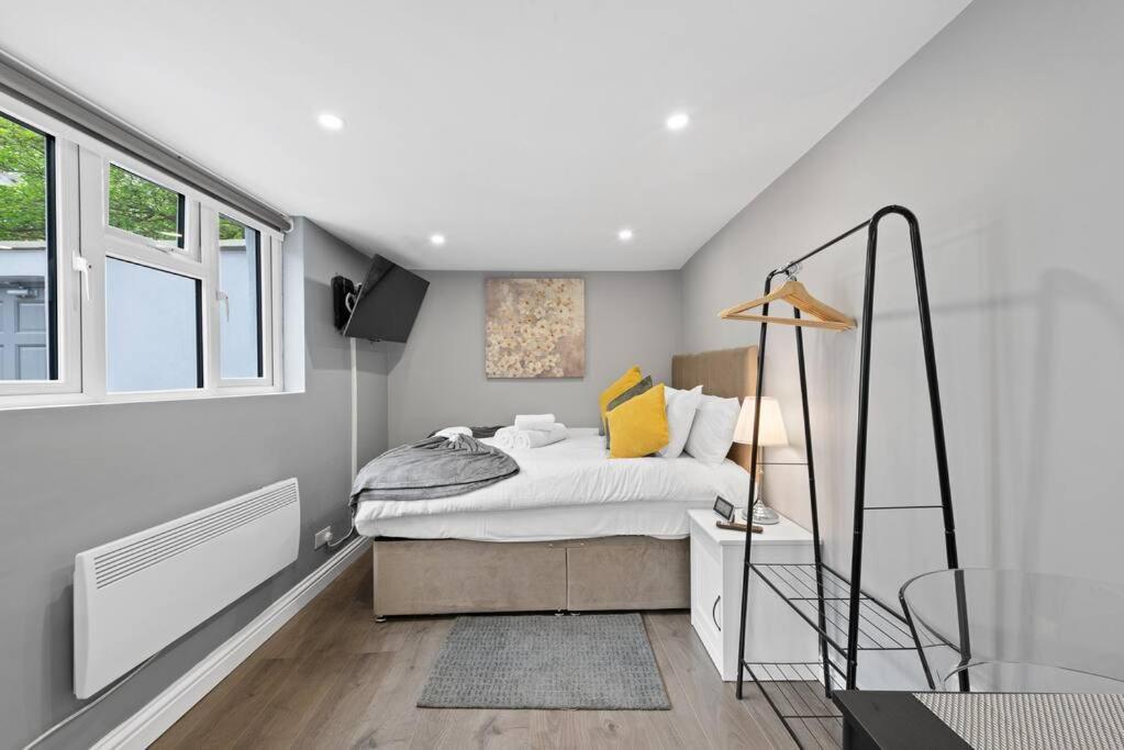 In Wood With Private Garden Apartment London