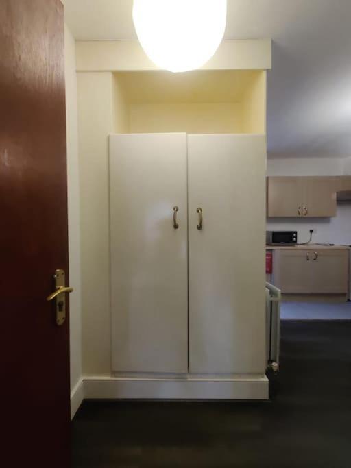Very Large Studio On Finchley Road 15 Apartment
