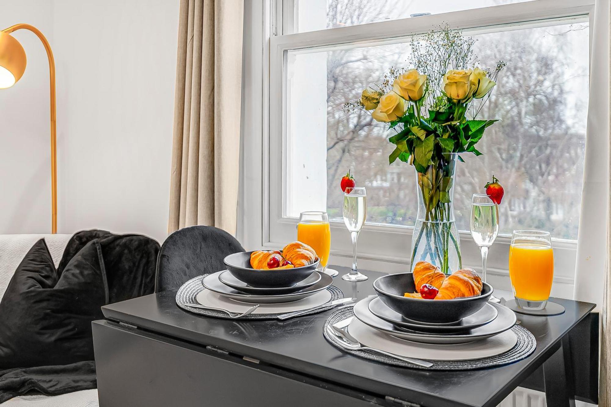 Serene With Garden View - Cozy Retreat For Couples & Solo Travellers Apartment