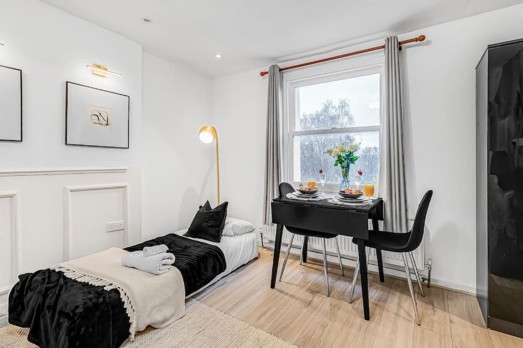 Apartment Serene With Garden View - Cozy Retreat For Couples & Solo Travellers London