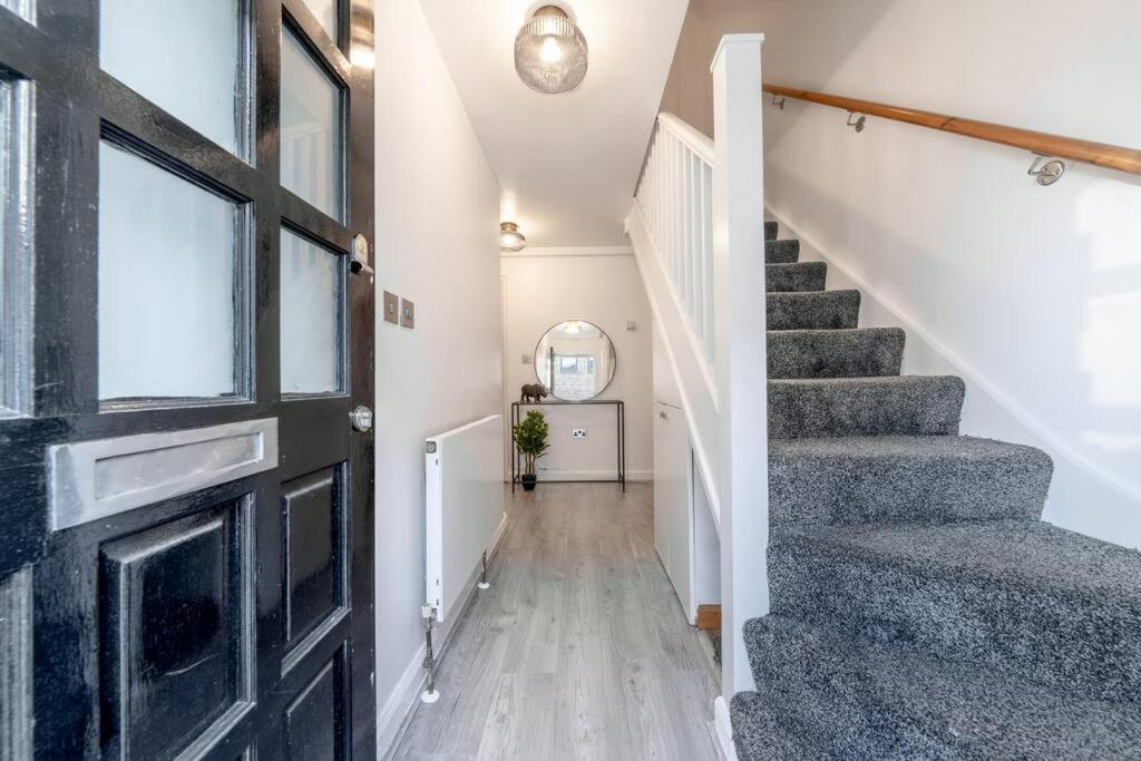 Casa de férias 4 Beds - Tooting - 20 Min To - Free Parking Londres