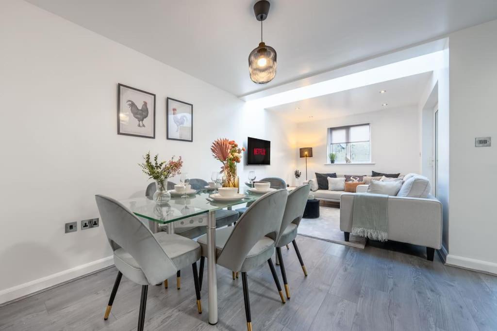 Casa de férias 4 Beds - Tooting - 20 Min To - Free Parking Londres