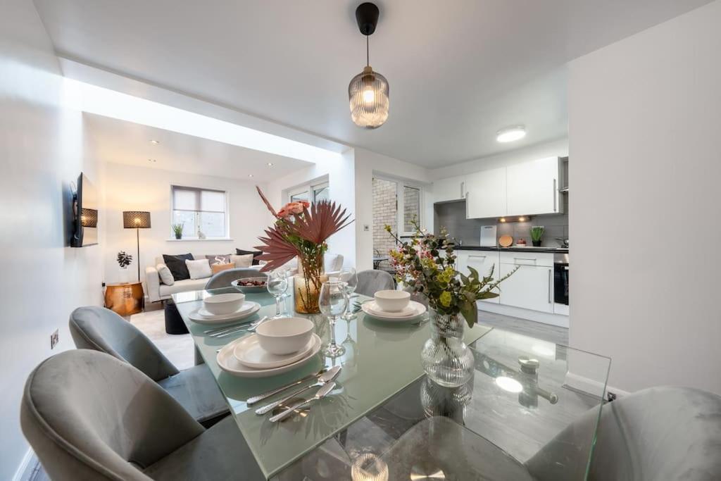 Casa de férias 4 Beds - Tooting - 20 Min To - Free Parking Londres