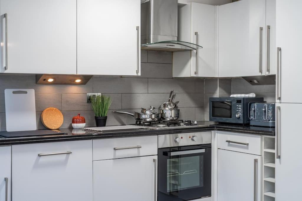 4 Beds - Tooting - 20 Min To - Free Parking Casa de férias Londres