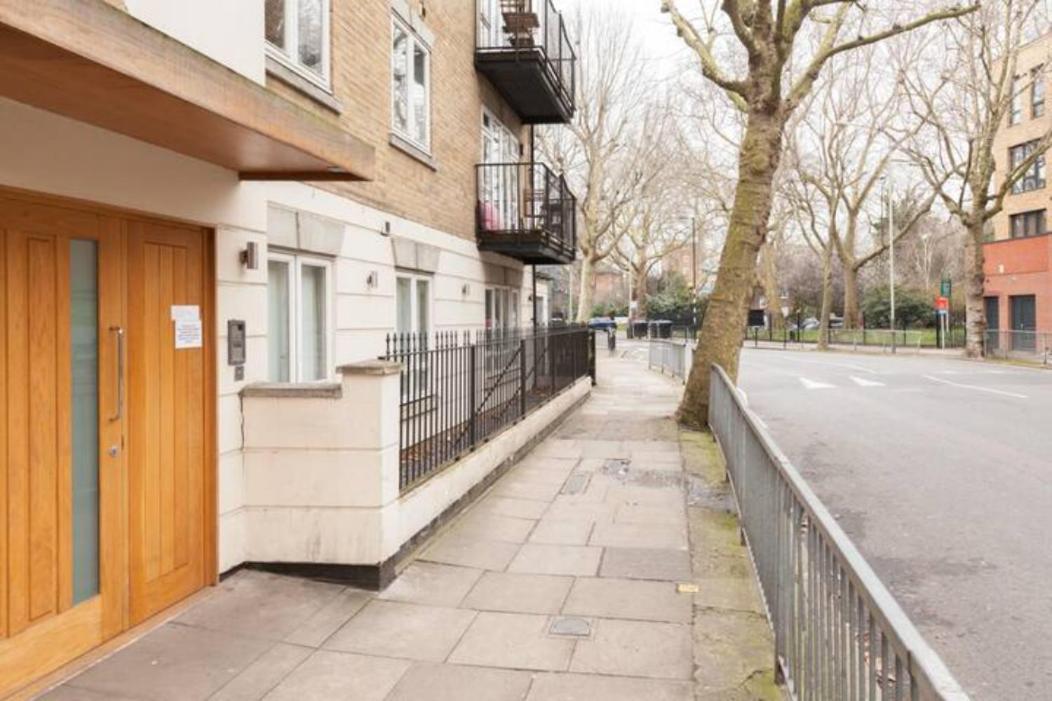 Three Bedroom By Beautiful Park *