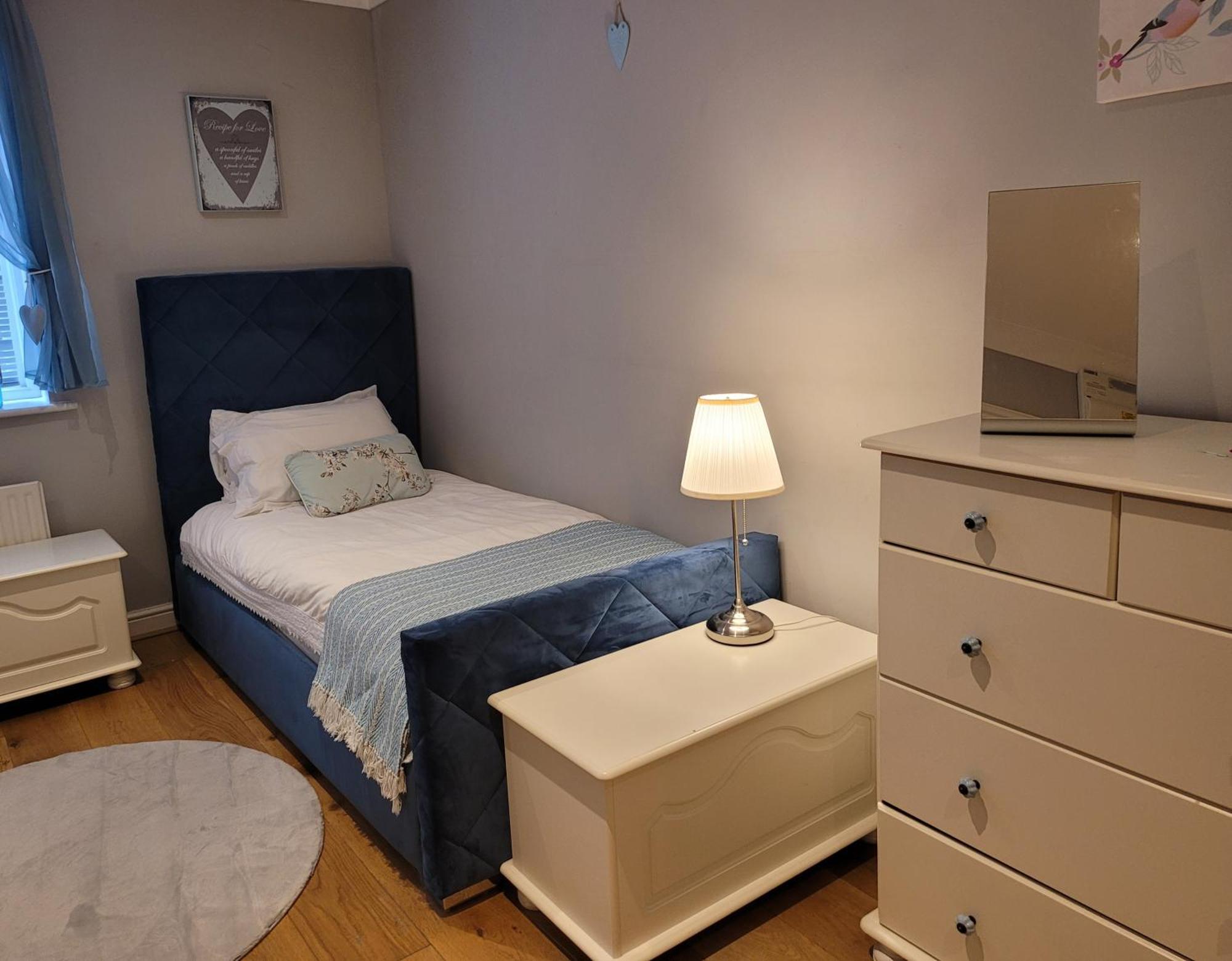 Three Bedroom By Beautiful Park Apartment *