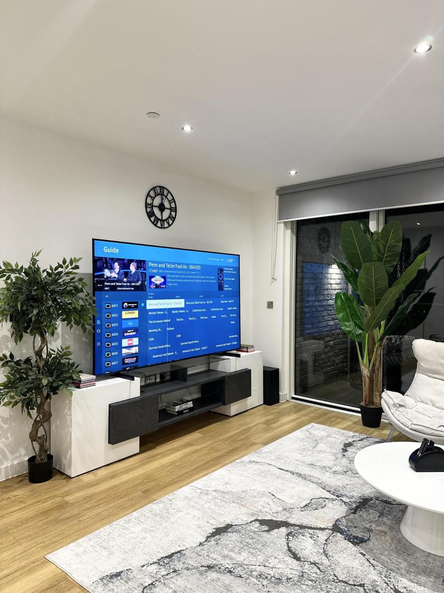 Beautiful 2-bed High Rise In Royal Wharf Apartment *