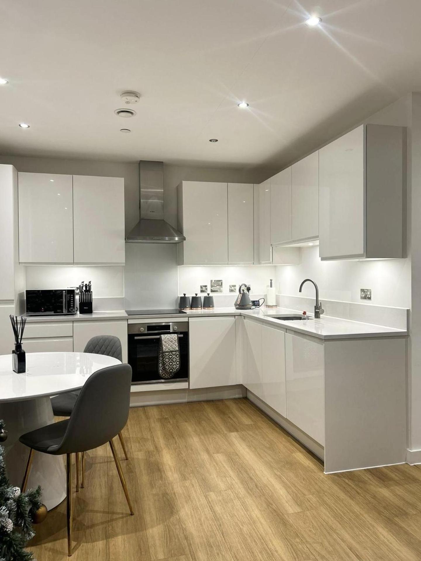 Apartment Beautiful 2-bed High Rise In Royal Wharf