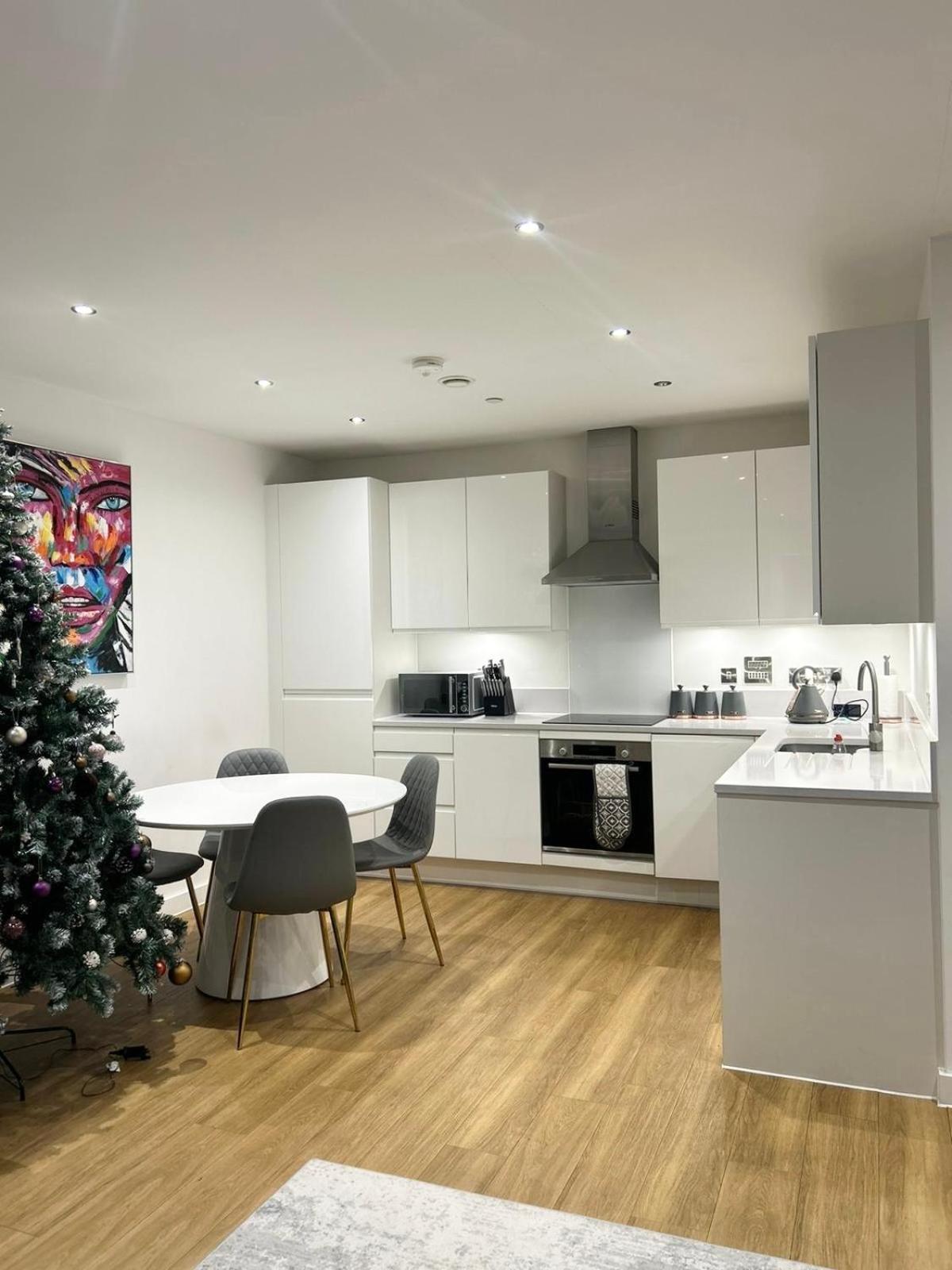 Beautiful 2-bed High Rise In Royal Wharf Apartment London