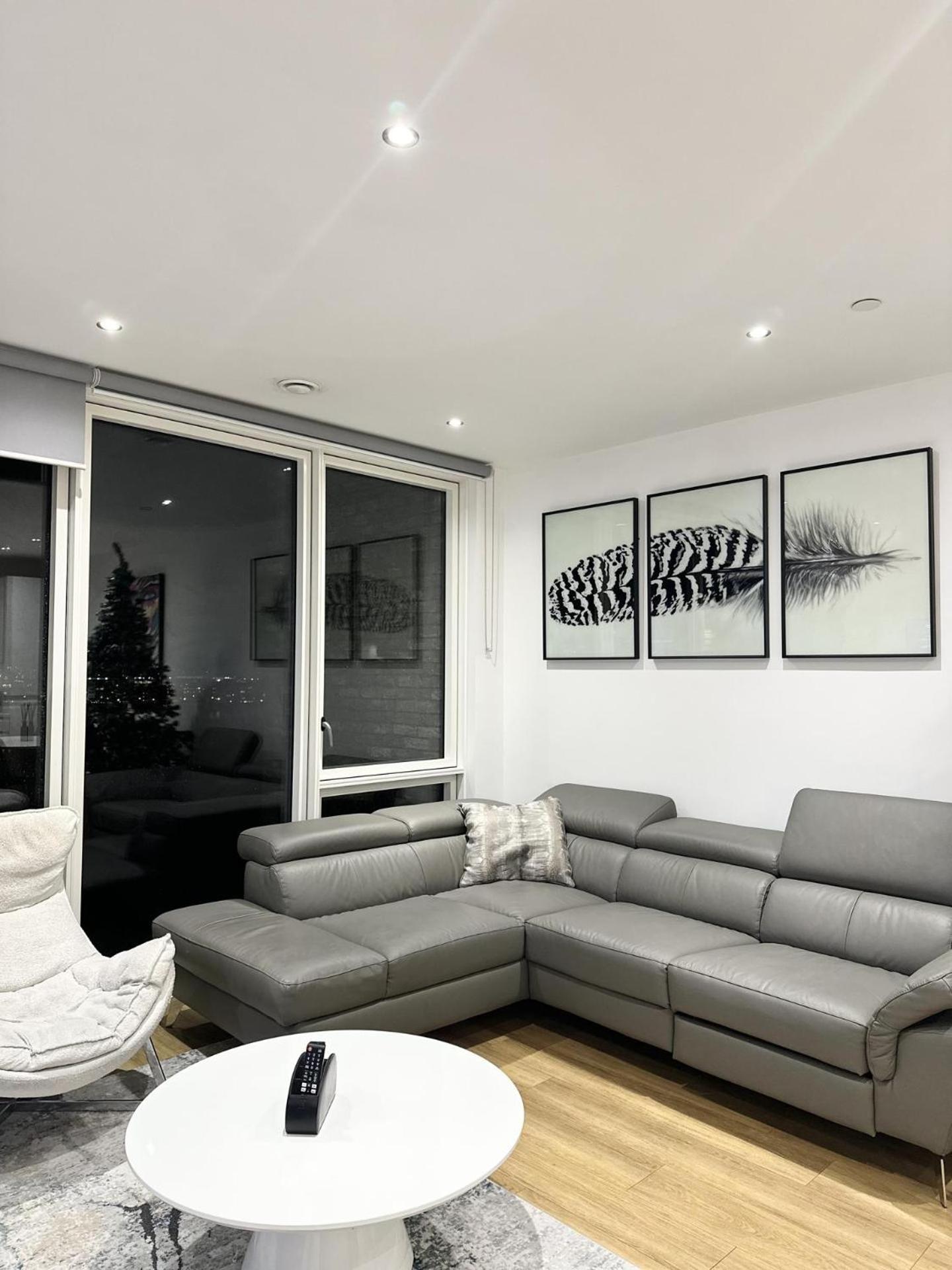 Beautiful 2-bed High Rise In Royal Wharf Apartment