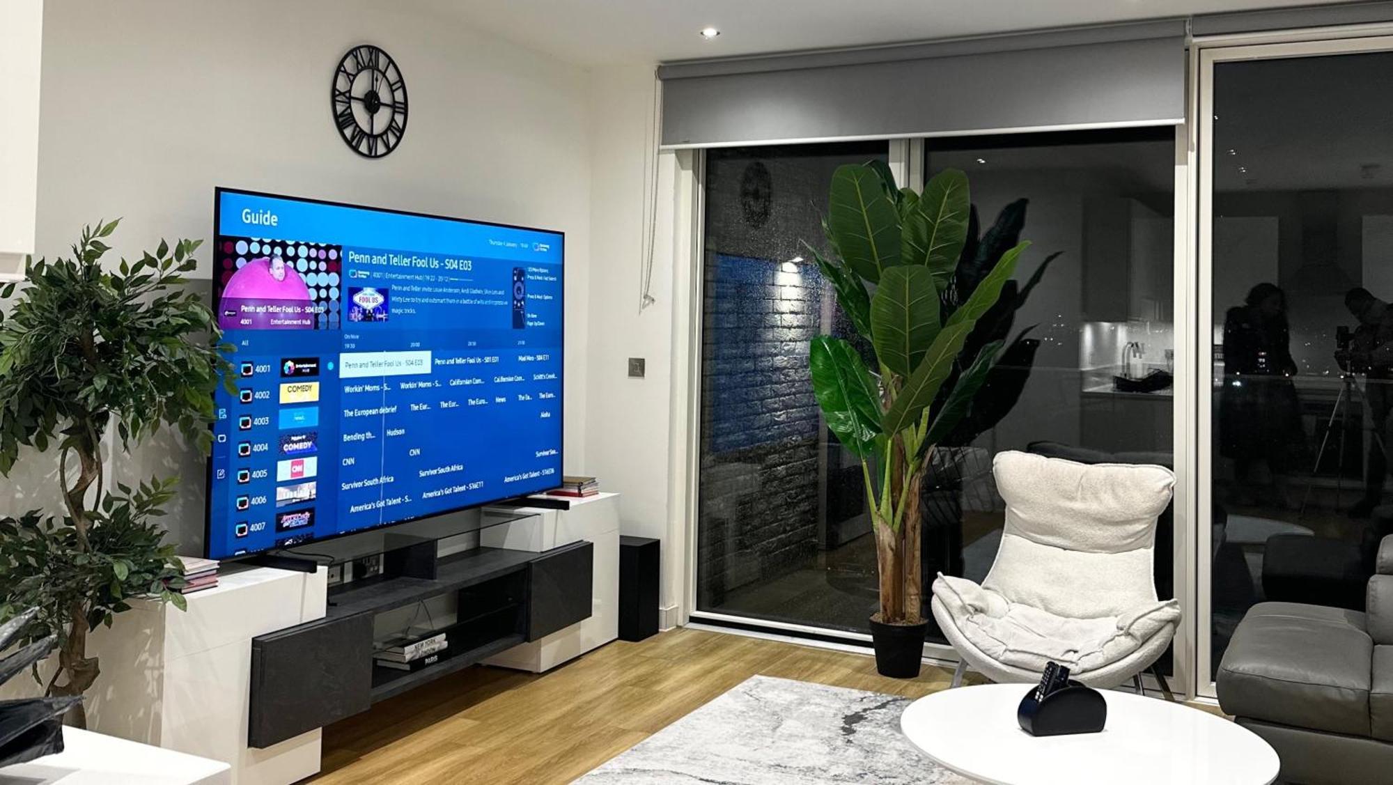 Beautiful 2-bed High Rise In Royal Wharf Apartment