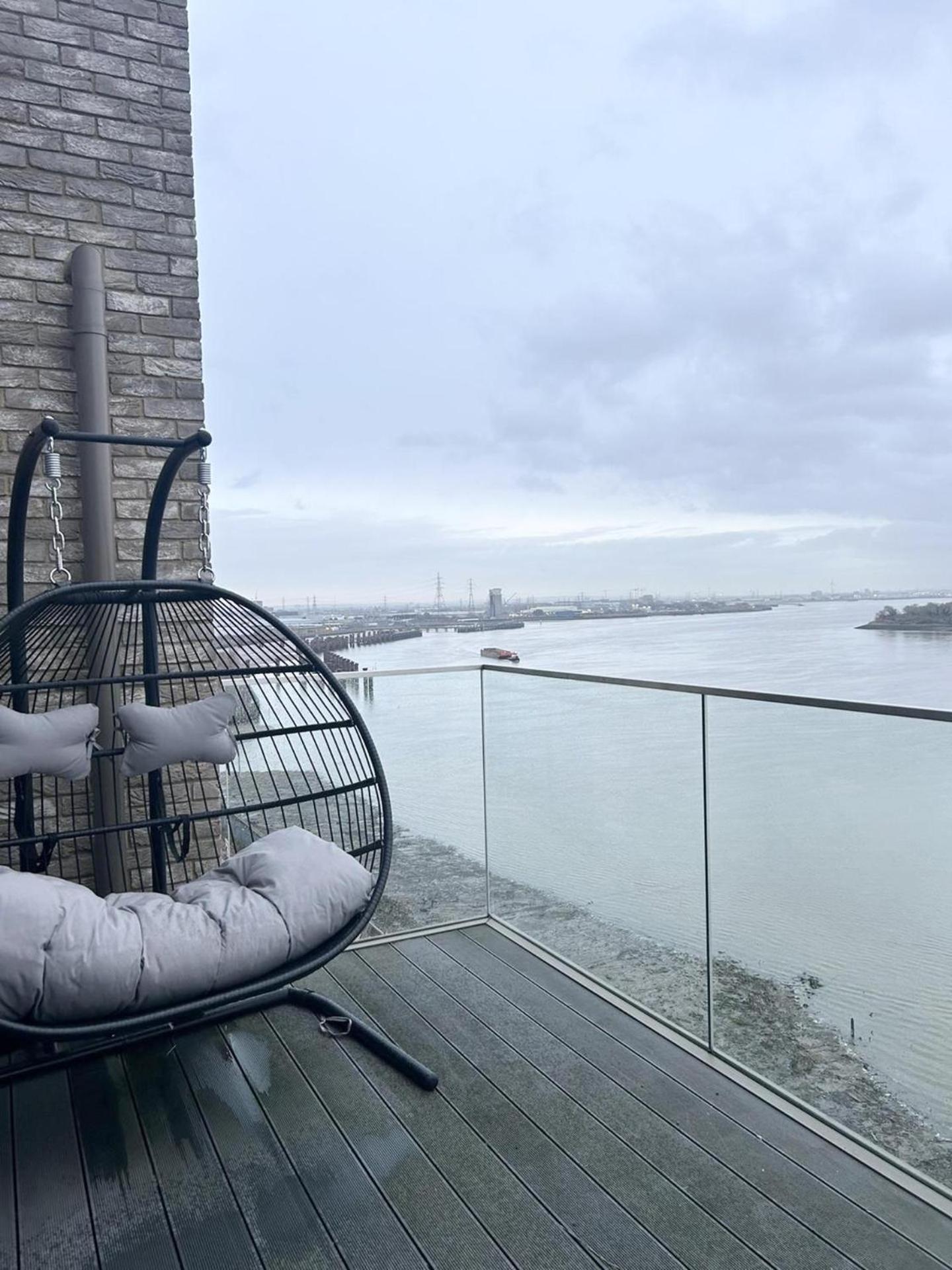 Apartment Beautiful 2-bed High Rise In Royal Wharf