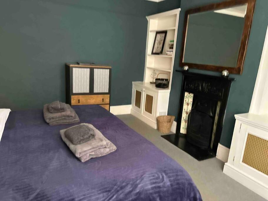 2 Bedrooms With Private Garden Walking Distance To Underground Ideal For Families Apartment London