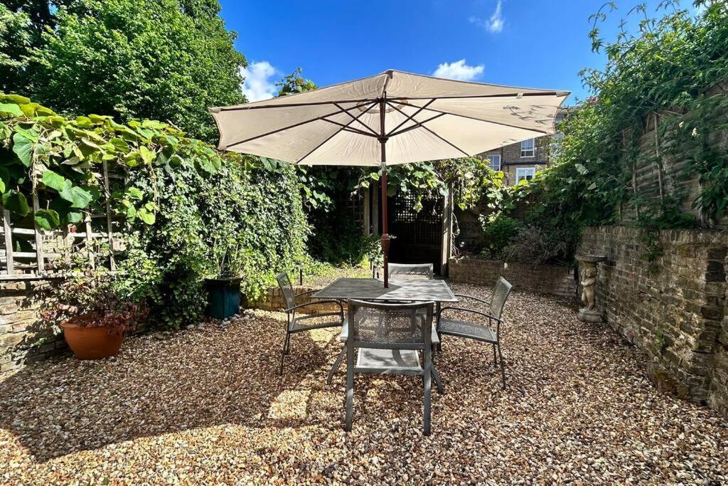 2 Bedrooms With Private Garden Walking Distance To Underground Ideal For Families *