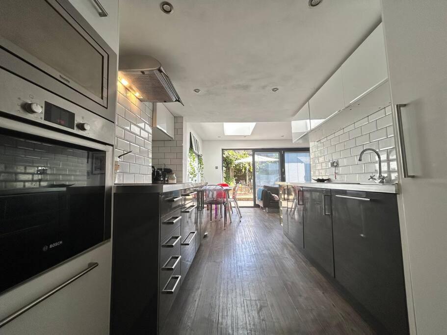 Apartment 2 Bedrooms With Private Garden Walking Distance To Underground Ideal For Families *