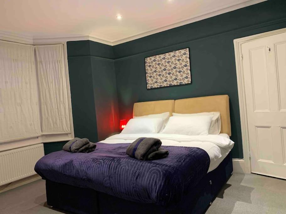 2 Bedrooms With Private Garden Walking Distance To Underground Ideal For Families Apartment London