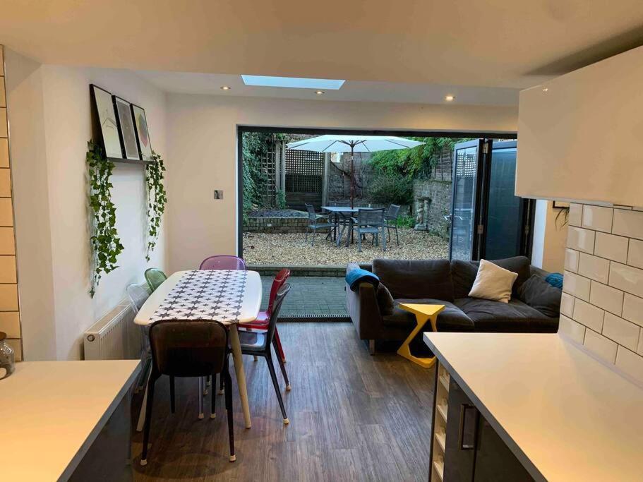 2 Bedrooms With Private Garden Walking Distance To Underground Ideal For Families *