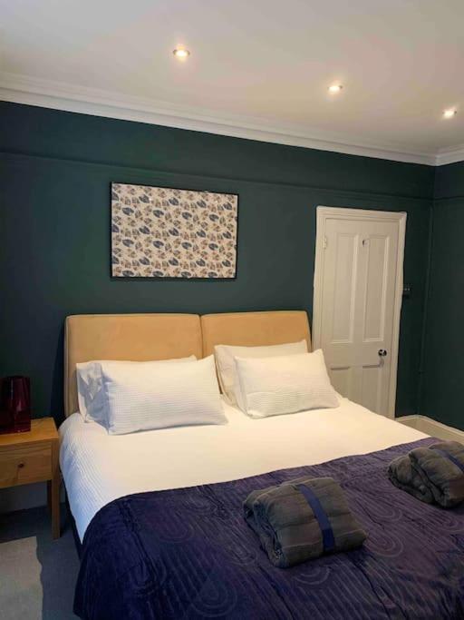 Apartment 2 Bedrooms With Private Garden Walking Distance To Underground Ideal For Families London