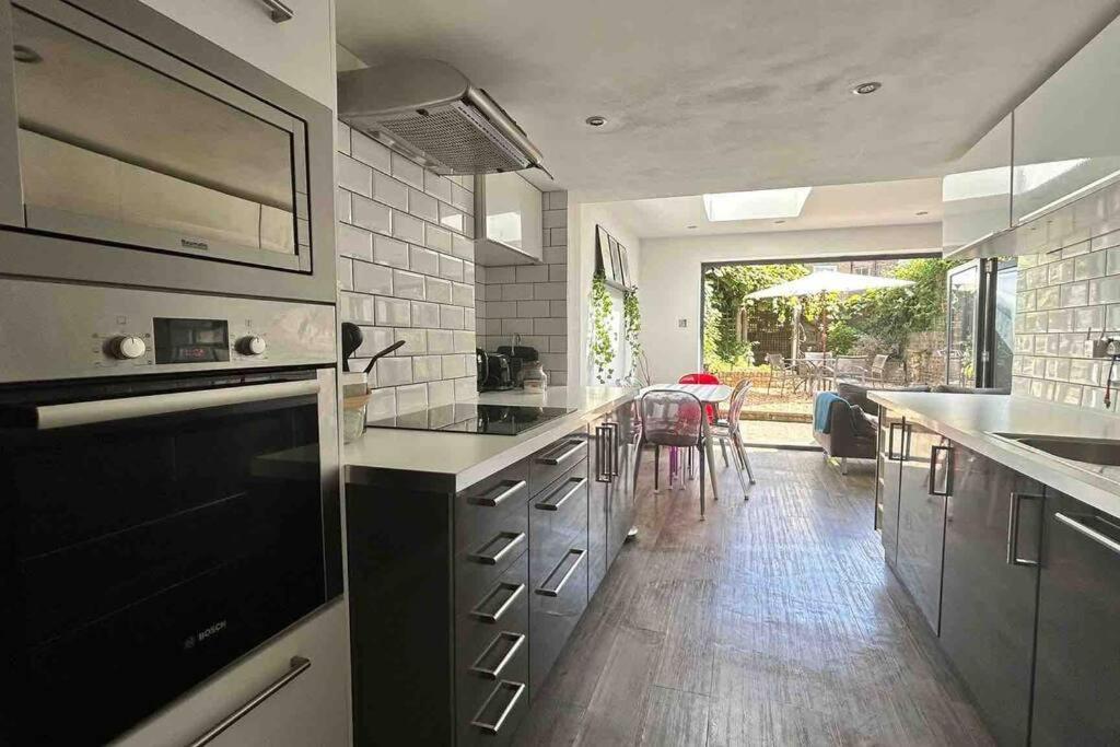 2 Bedrooms With Private Garden Walking Distance To Underground Ideal For Families Apartment London