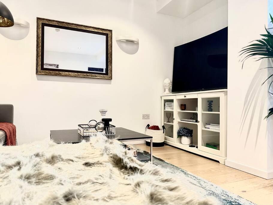Modern 2 Bedroom In Central Apartment *