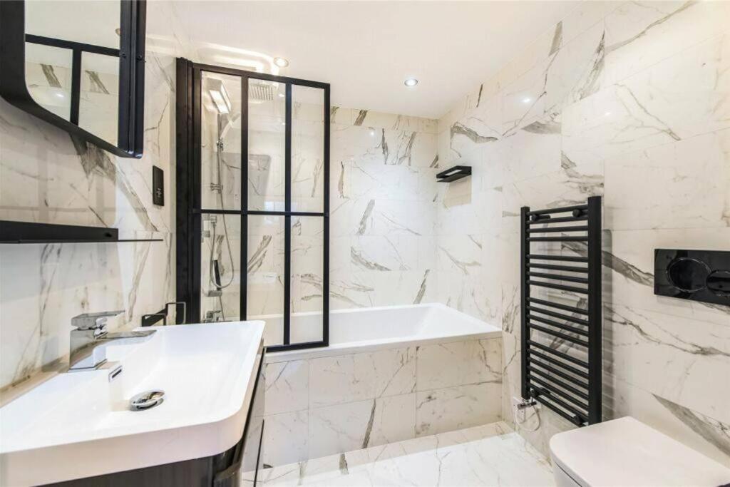 Fulham Townhouse, 2 Baths, Parking, Breakfast London