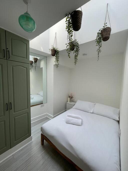 3-apartment Complex For Large Group Bookings. * London
