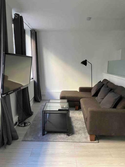 3-apartment Complex For Large Group Bookings. London