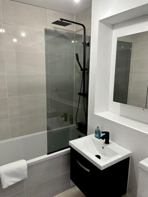 3-apartment Complex For Large Group Bookings. London