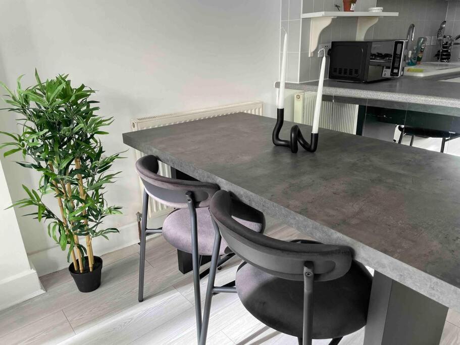 3-apartment Complex For Large Group Bookings. * London