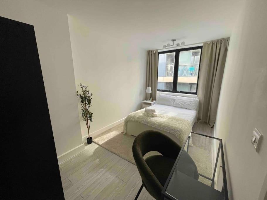 3-apartment Complex For Large Group Bookings. Apartment London