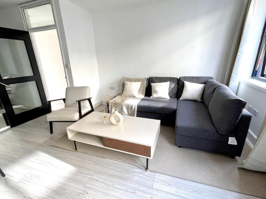 Apartment 3-apartment Complex For Large Group Bookings. London