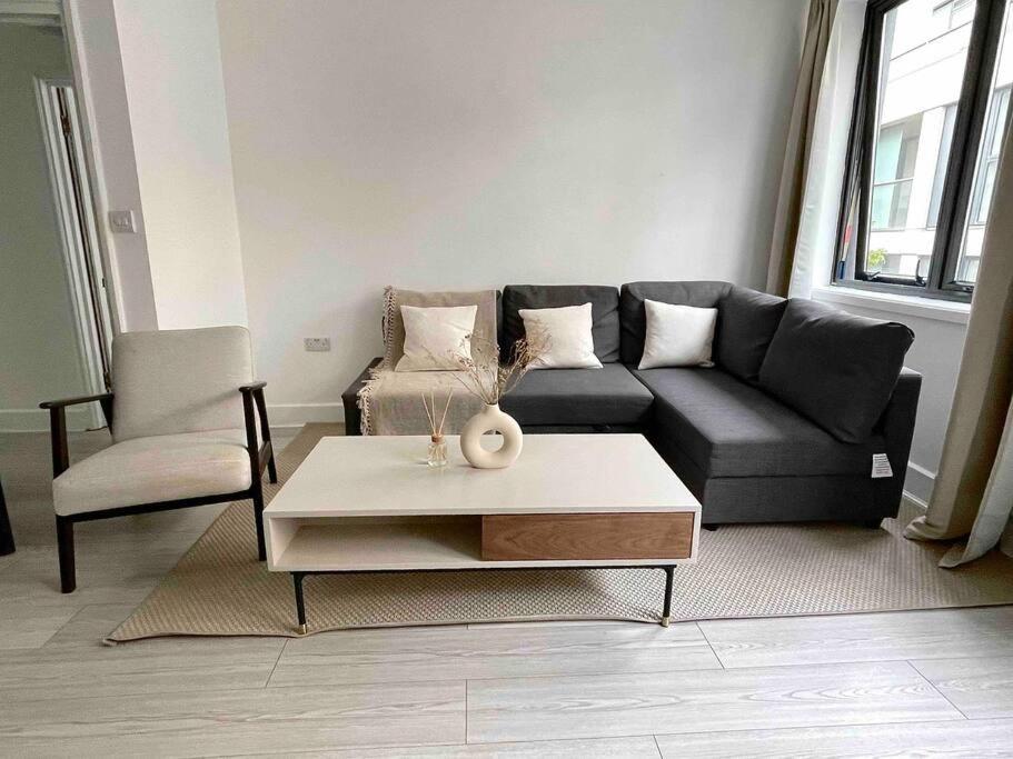 3-apartment Complex For Large Group Bookings. * London