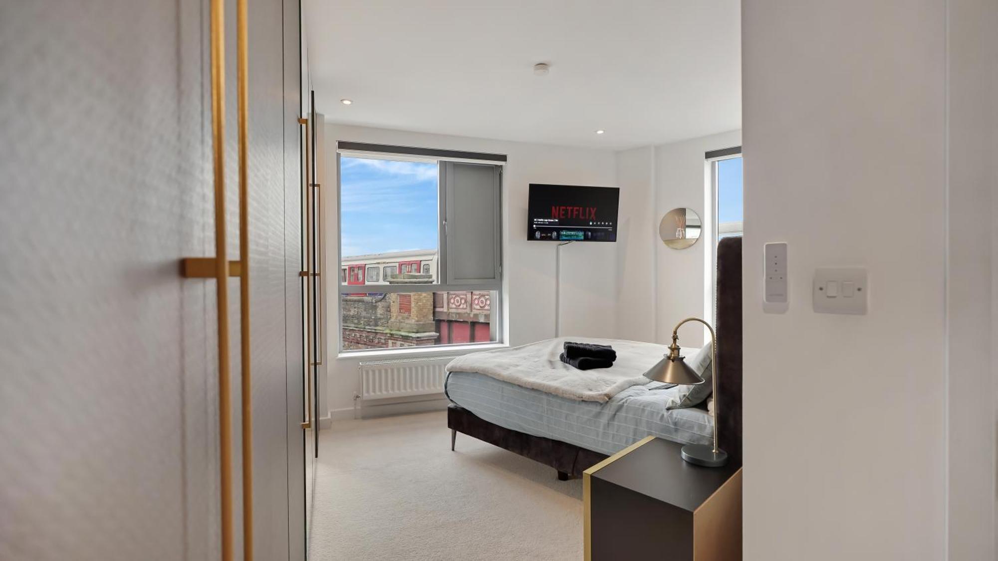 Modern And Spacious Penthouse In Putney With Free Parking Apartment