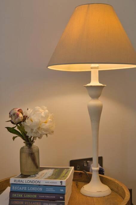 Apartamento Modern Self-contained With Own Access In Stroud Londres