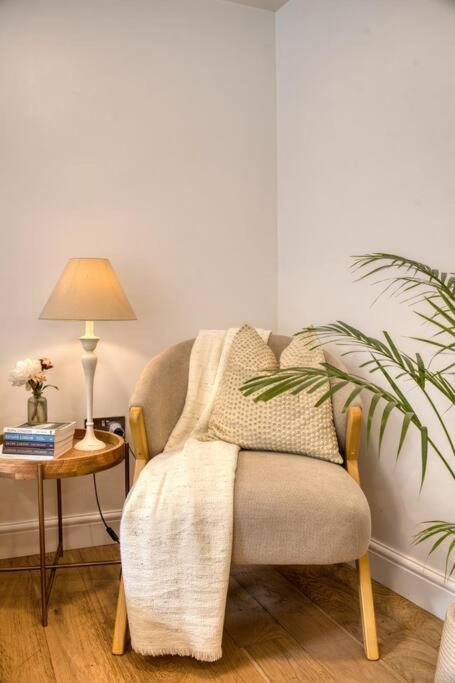 Modern Self-contained With Own Access In Stroud * Londres