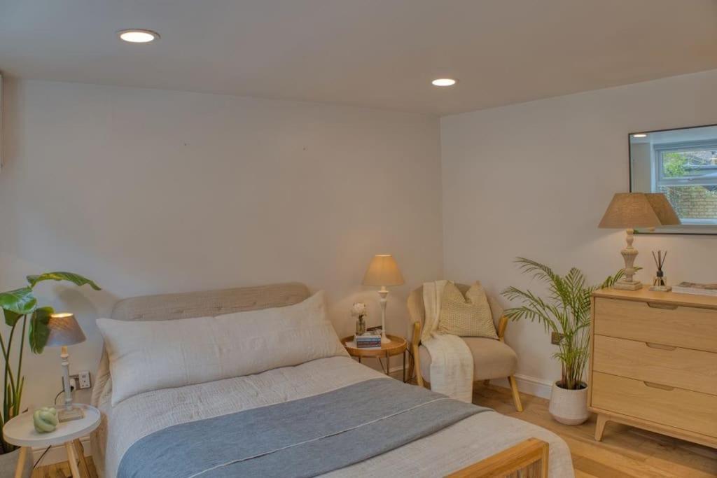 Apartamento Modern Self-contained With Own Access In Stroud Londres
