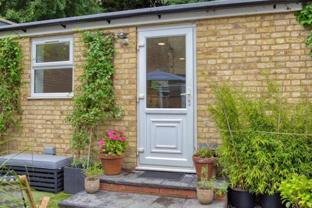Modern Self-contained With Own Access In Stroud * Londres