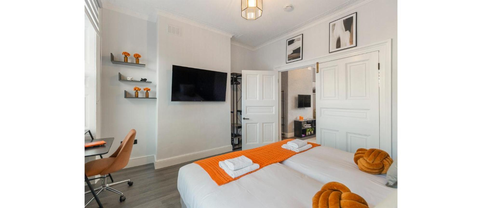 Simplicity Meets Warmth: 1-bed Delight London