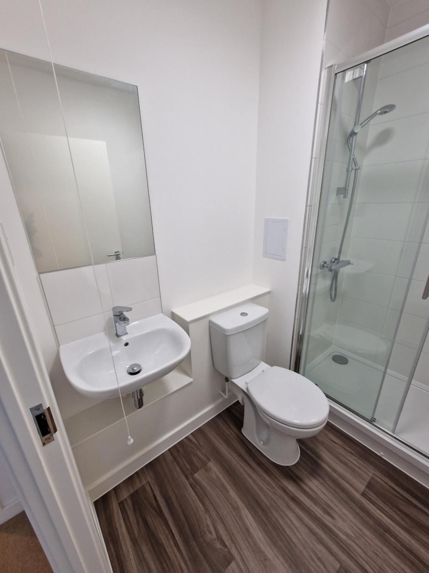 Brixton Village Flat- Private En-suite Double Bedroom Homestay