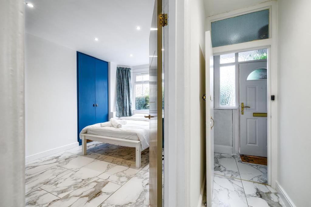 Apartamento Luxurious 2 Bedroom Flat With Parking And Garden, 5 Mins Walk To Train Station And Bus Stop Opposite